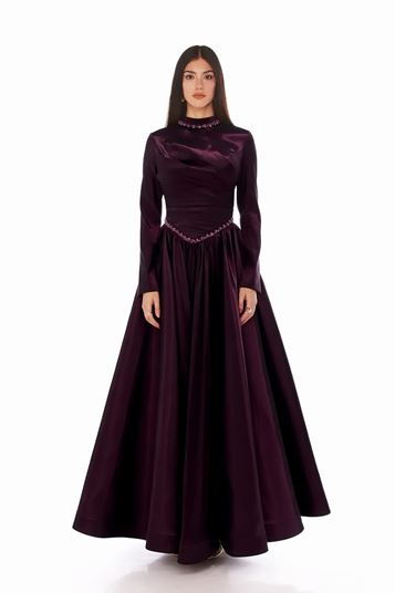 Robe de soirée en satin prune ornée d'un col mandarin